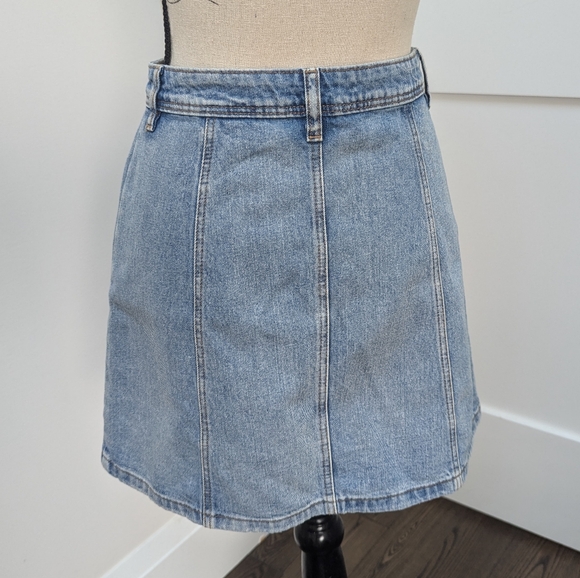 H&M buttoned denim skirt - Picture 2 of 3